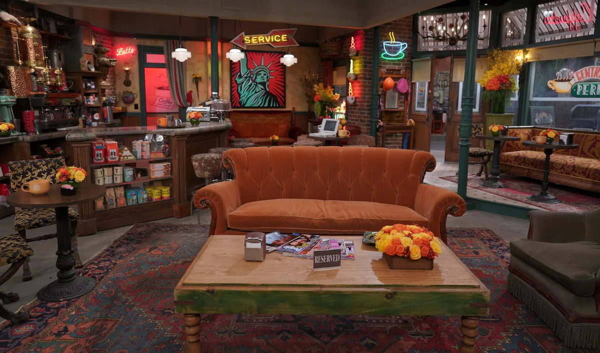 Llega la cafetería de la serie Friends a Madrid: la escape room en Central Perk que está triunfando